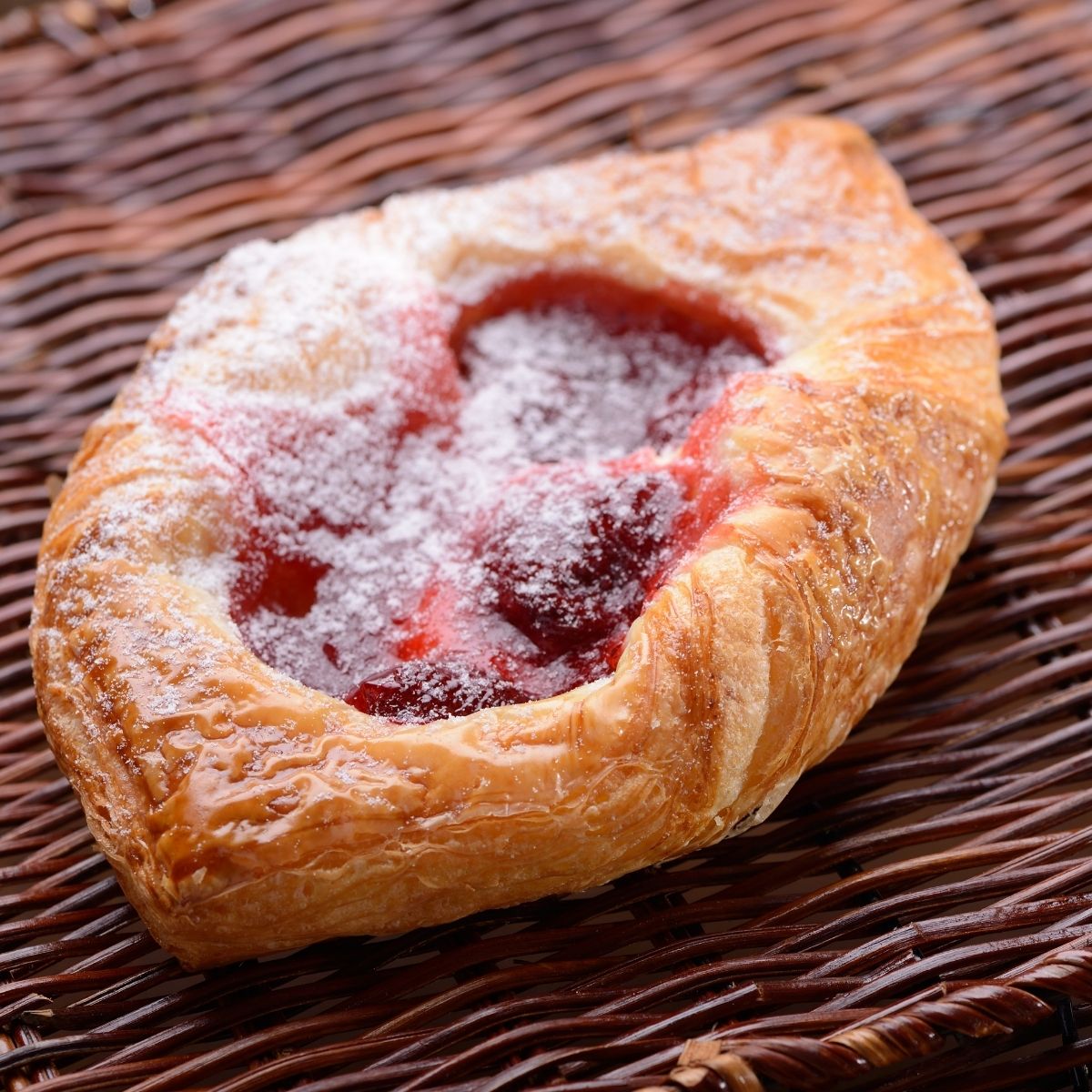 Bánh Danish kem dâu giá sỉ Strawberry cream Danish cake wholesale price