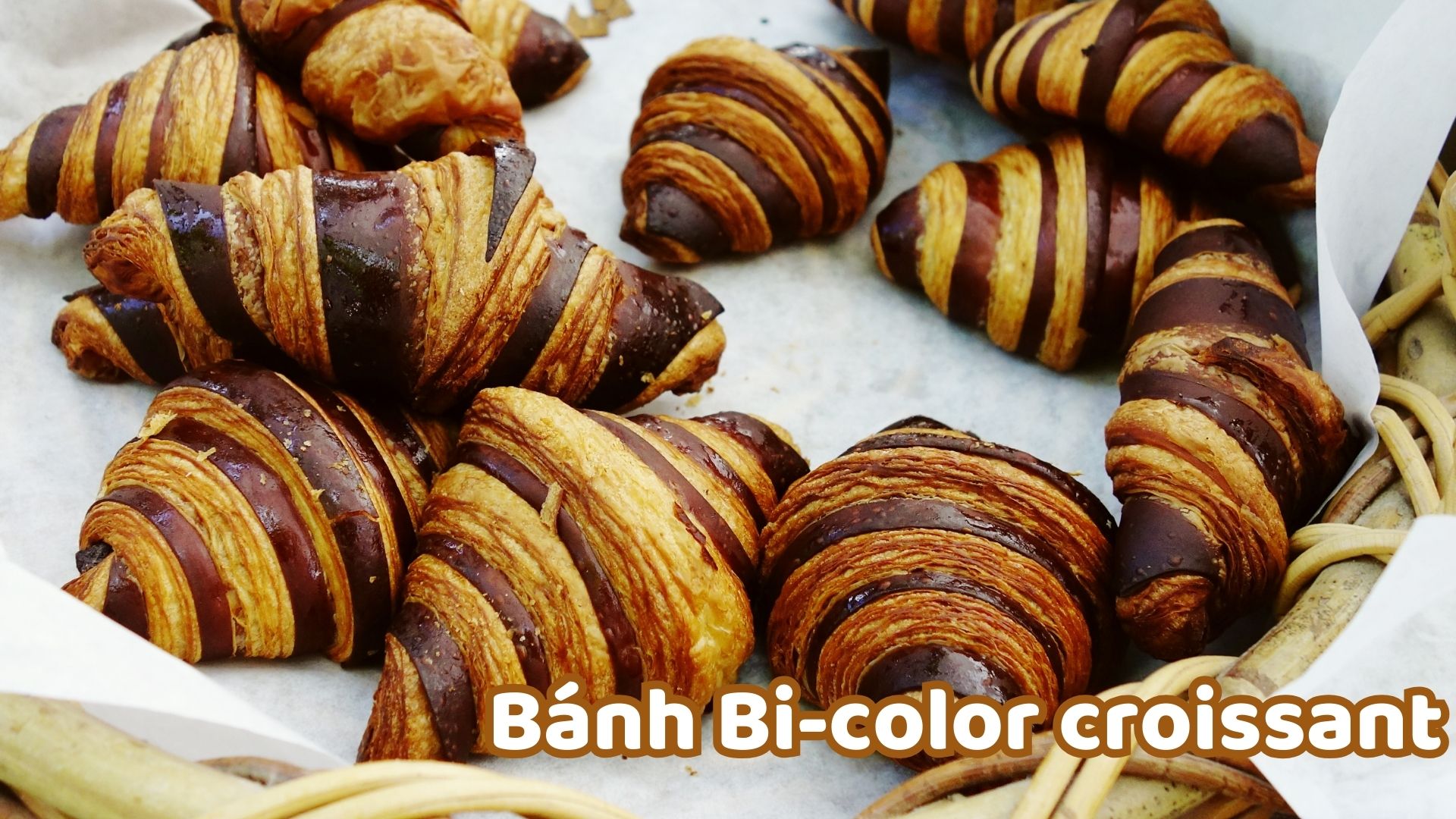 Bánh bi-color croissant