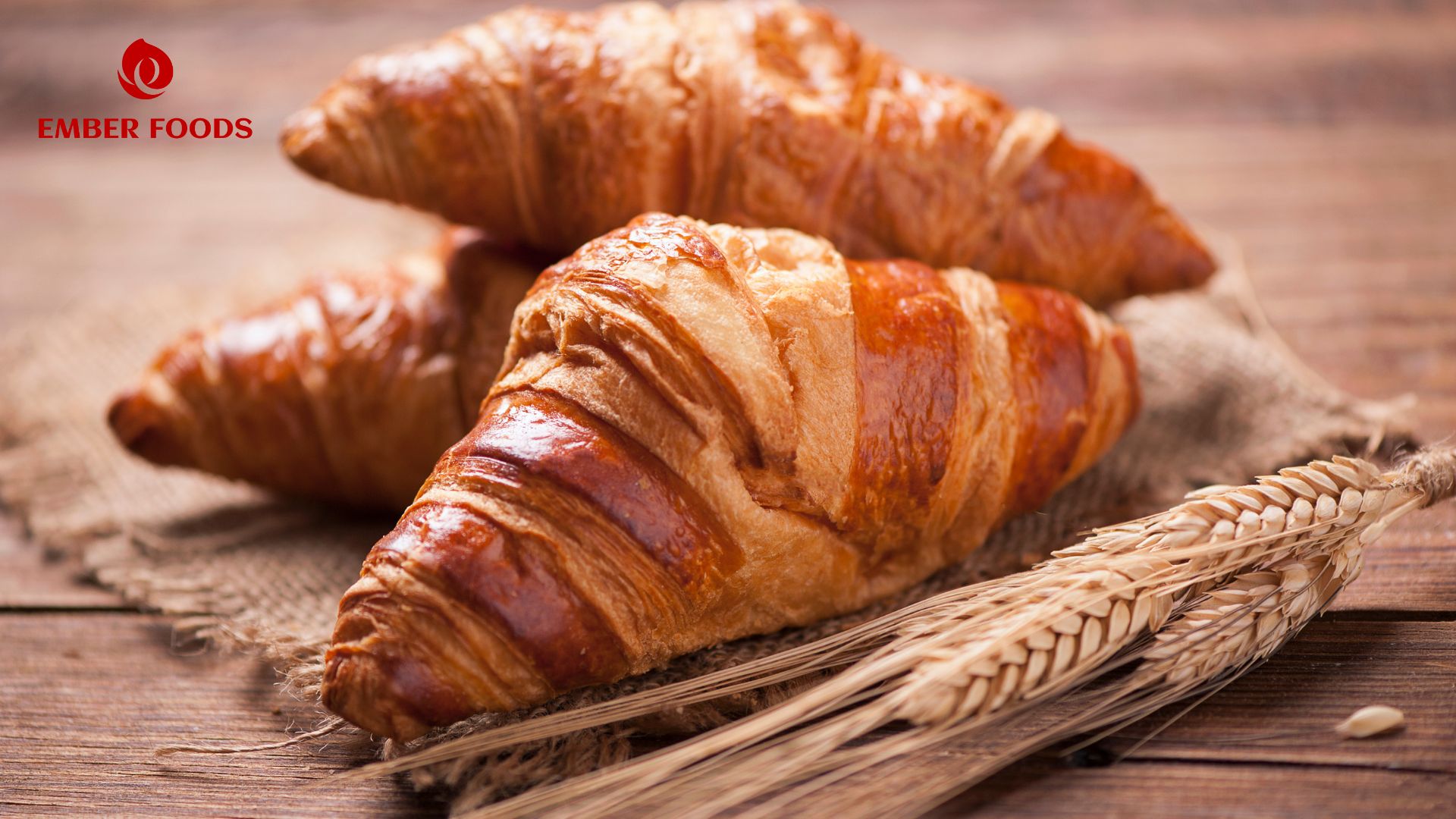 Bánh Sừng Bò được giới trẻ ưa chuộng và là món nên kinh doanh tại quán coffee (Croissant is popular among the youth and is a must-have item to sell at coffee shops.)