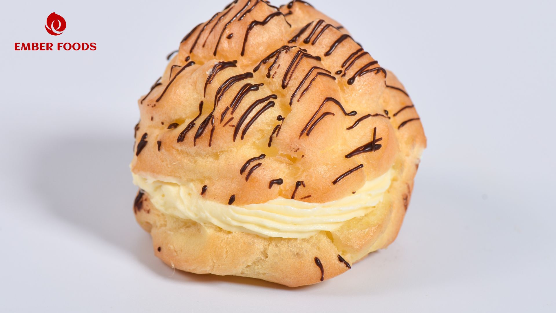 Bánh Xu Kem được giới trẻ ưa chuộng và là món nên kinh doanh tại quán coffee (Cream Puffs are popular among the youth and are a must-have item to sell at coffee shops.)