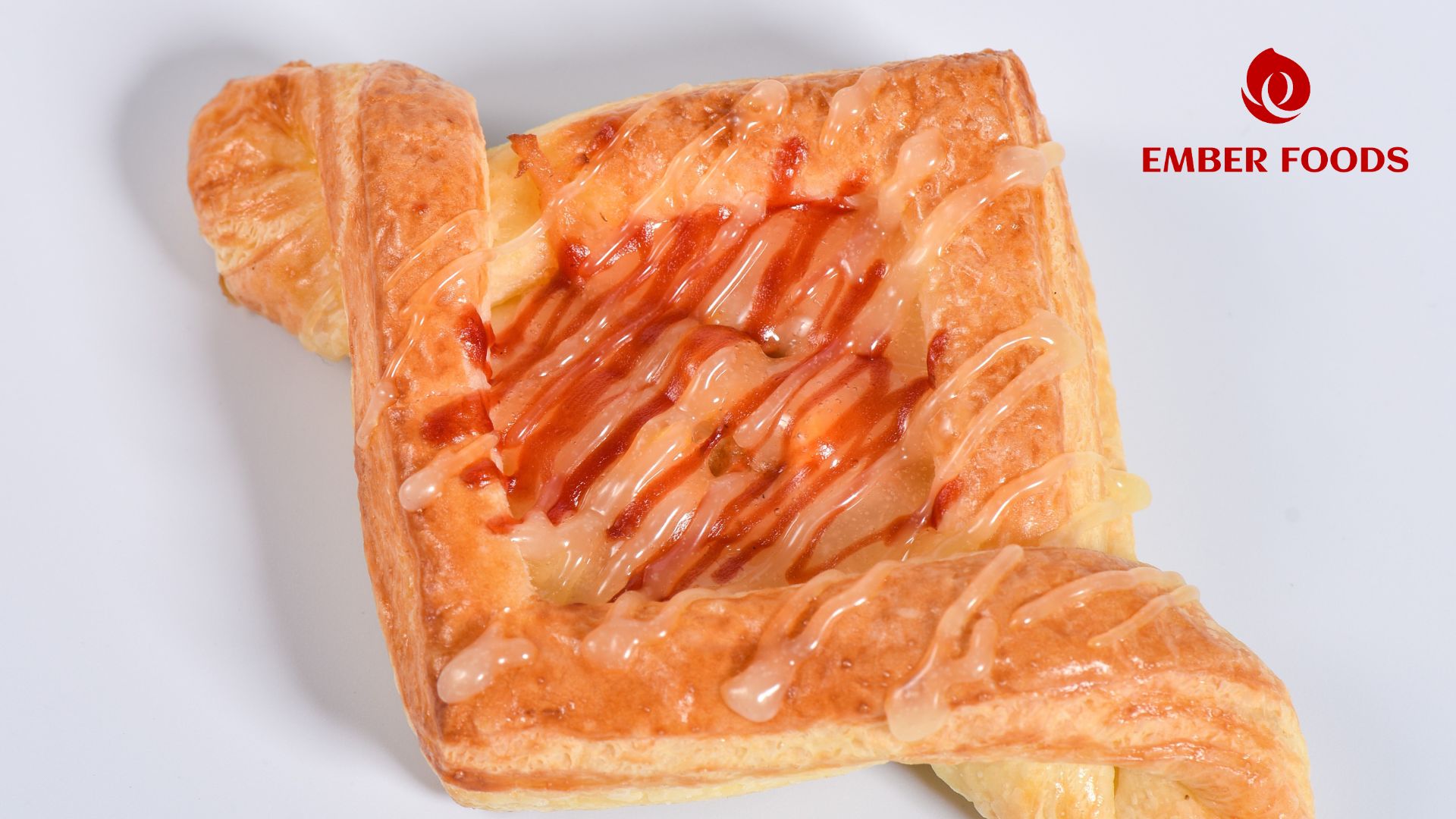 Bánh gà phồng được giới trẻ ưa chuộng và là món nên kinh doanh tại quán coffee (Crispy Chicken Puff Pastry is popular among the youth and is a must-have item to sell at coffee shops.)