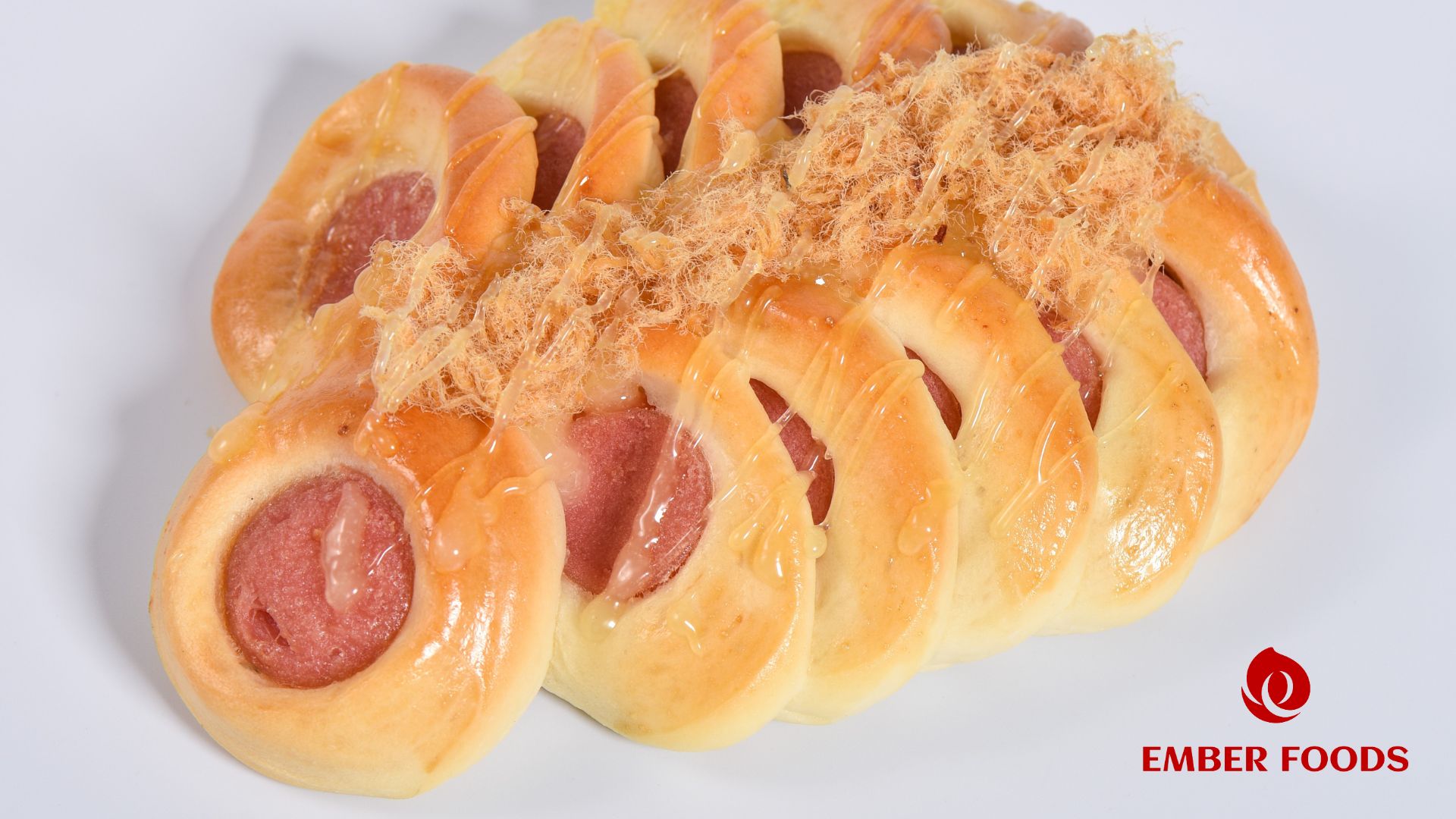 Bánh mì bông lúa xúc xích được giới trẻ ưa chuộng và là món nên kinh doanh tại quán coffee - Sausage Bread Roll is popular among the youth and is a must-have item to sell at coffee shops