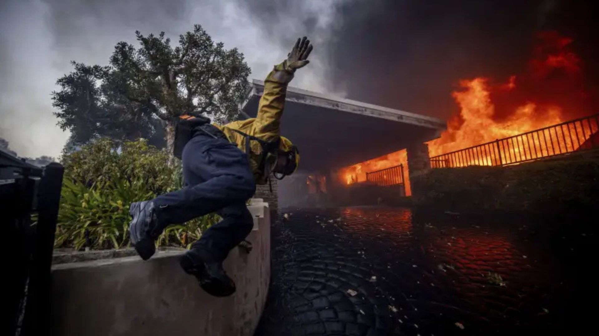 Cháy lớn tại Hollywood Hills Cảnh báo sơ tán cháy rừng tại L.A. - Hollywood Hills Fire Spreads to Los Angeles on January 8, 2025