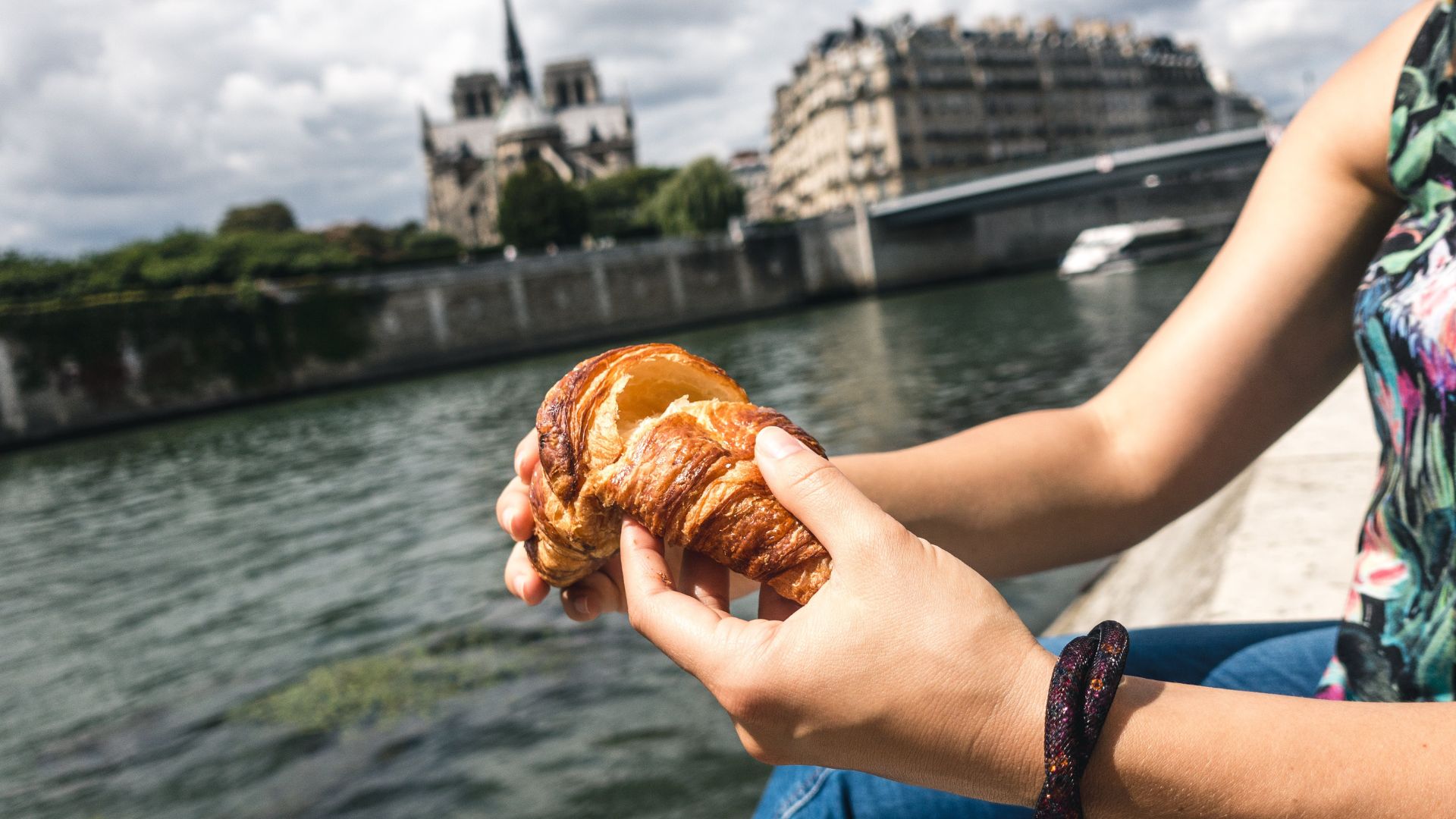 Croissant Lan tỏa đến nước Pháp - Croissant's Journey to France