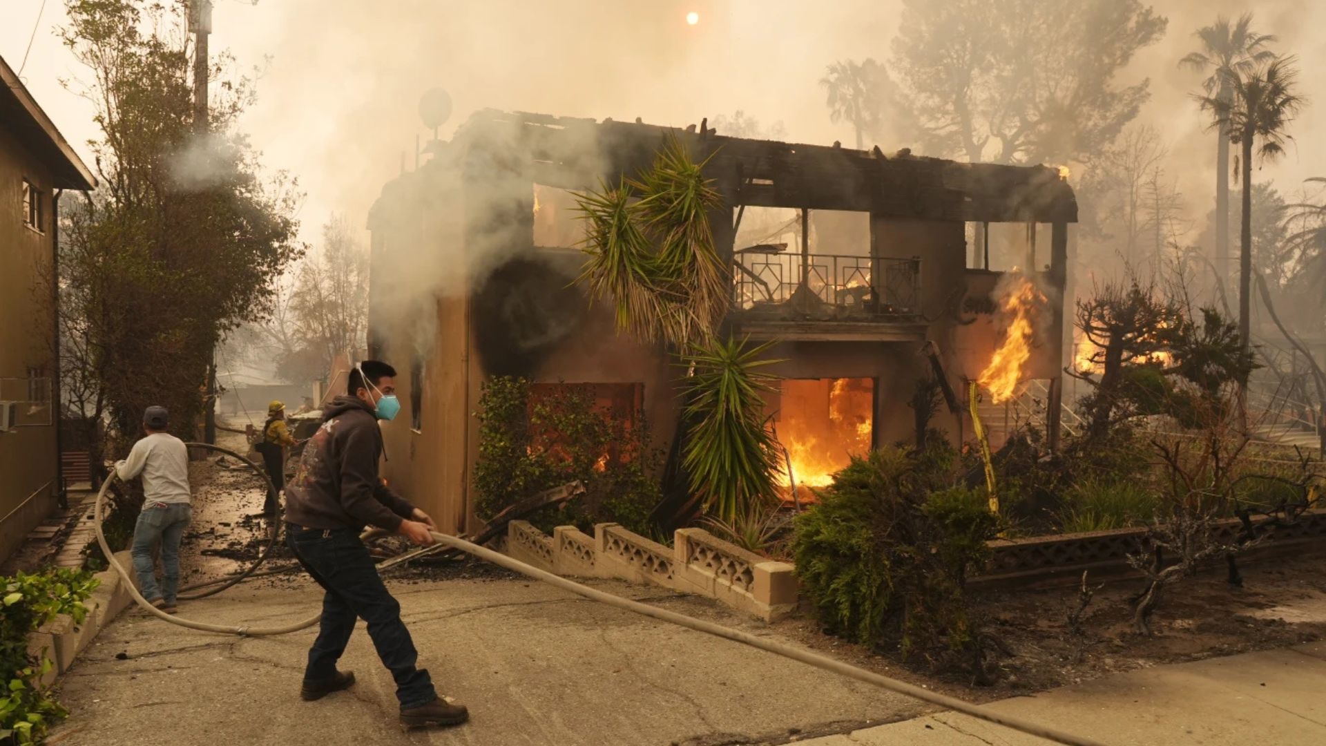 Hollywood Hills Fire Spreads to Los Angeles on January 8, 2025 (15)