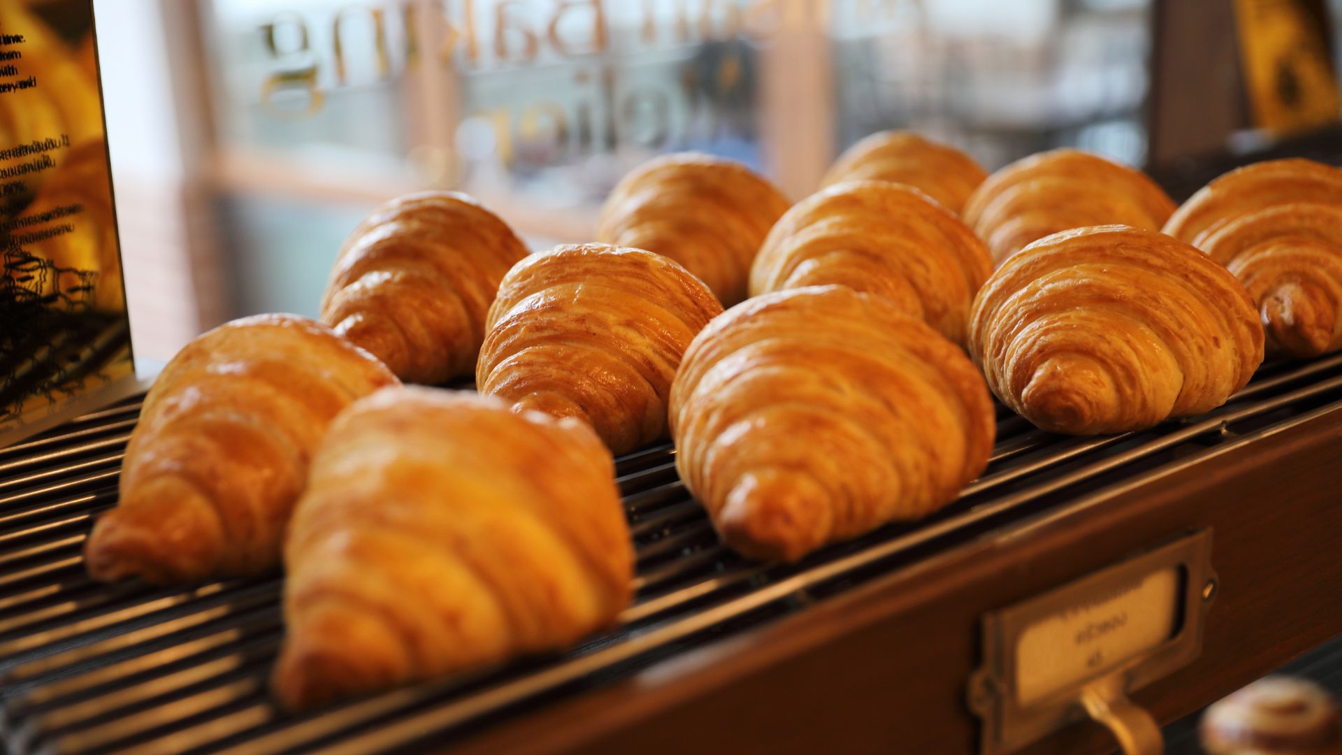 Nên kinh doanh loại bánh Croissant tại thời điểm nào_ - When is the Best Time to Sell Croissants