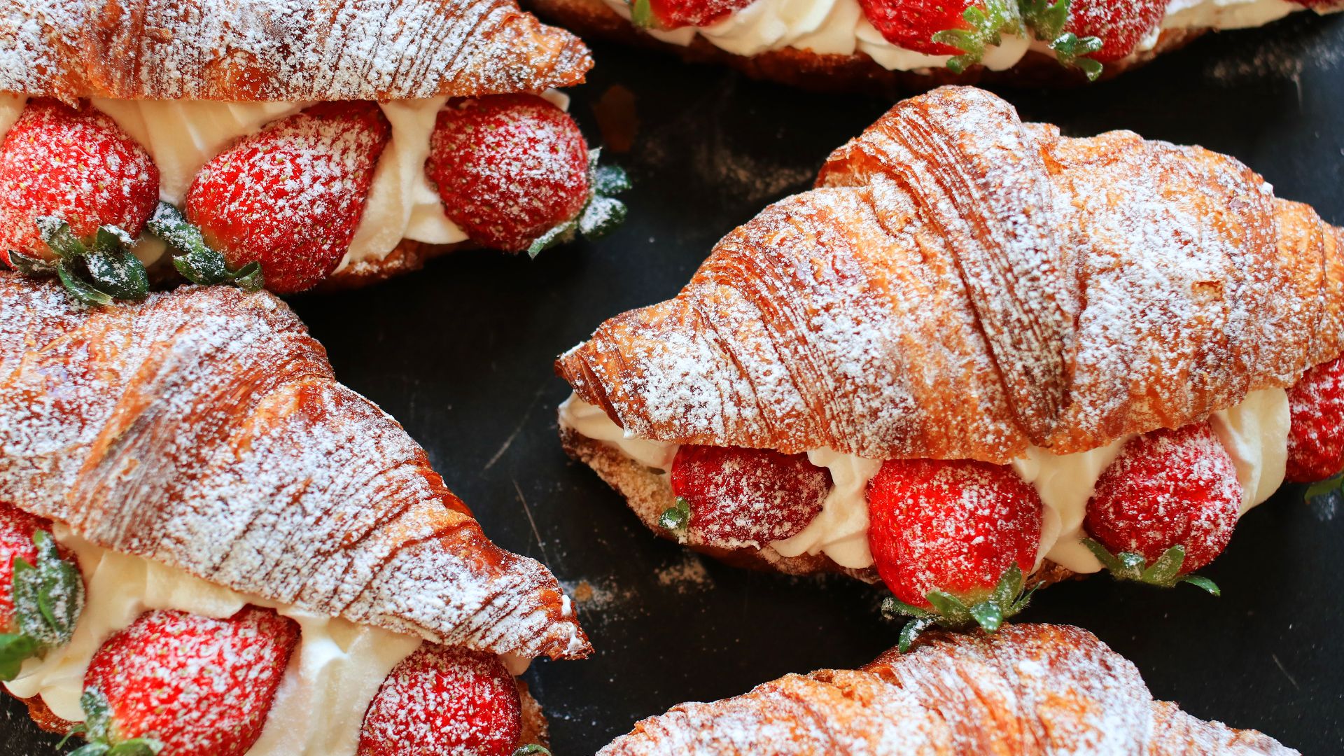 kinh doanh bánh Croissant dâu Vào Các Ngày Valentine, Giáng Sinh, Sinh Nhật - Selling Strawberry Croissants for Valentine's Day, Christmas, and Birthdays