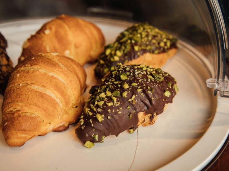 Croissant chocolate giá sỉ phân phối cho HORECA đến quán cà phê,