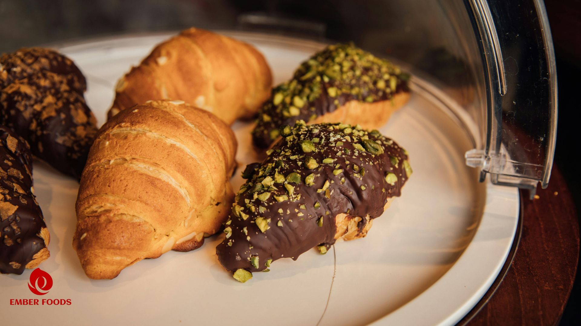 Croissant chocolate giá sỉ phân phối cho HORECA đến quán cà phê,