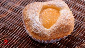 Banh Danish Dao Gia Si Chuan HACCP Va GMP Wholesale Price Peach Danish Cake HACCP And GMP Standard.jpg