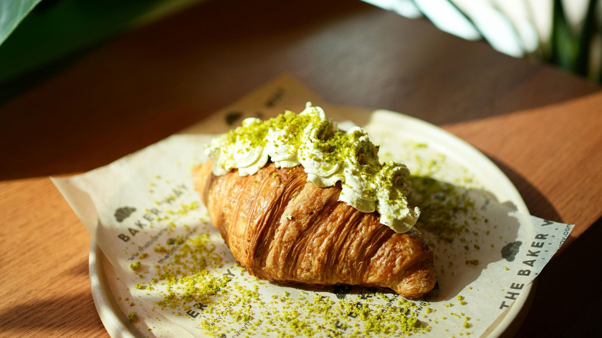 Croissant nhân kem - Cream-filled Croissant
