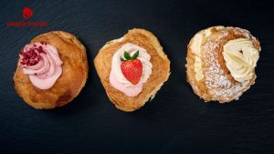Danish Kem Dau Duoc Gioi Tre Ua Chuong Va La Mon Nen Kinh Doanh Tai Quan Coffee Strawberry Cream Danish Is Popular Among The Youth And Is A Must Have Item To Sell At Coffee Shops.jpg
